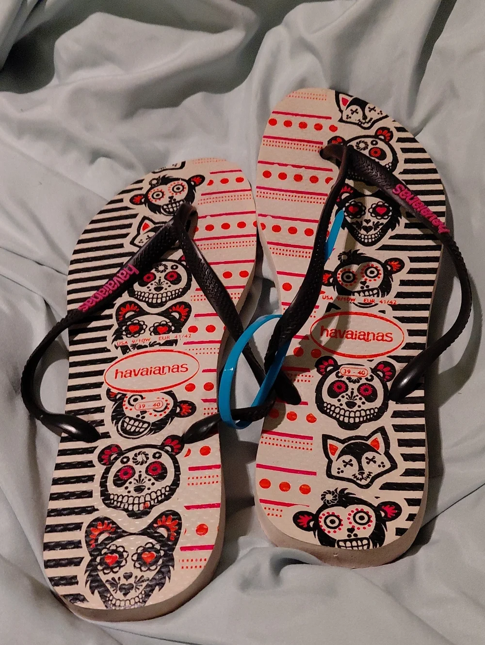 Havaianas Black Strap White Sandal with Red and Pink Skull Print